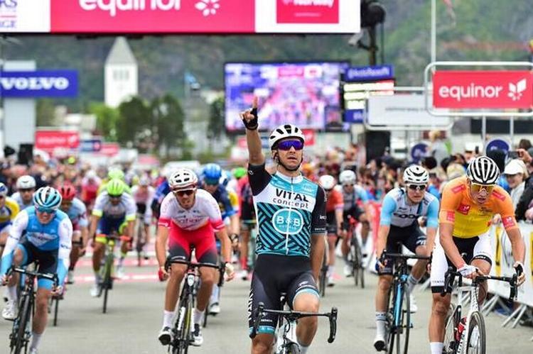 Bryan Coquard jubler over sejren på 2. etape i Arctic Tour of Norway, mens Mathieu van der Poel (th) må trøste sig med, at han styrkede sin samlede føring. Foto: ARN/Gautier Demouveaux. 
