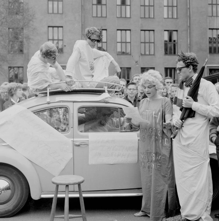 
Hvor ender det hele? Sidste skoledag på Metropolitanskolen – her engang først i 1960'erne. Pludselig er årene gået, og hvad er der så blevet af alle dem fra dengang? Og hvem var de egentlig?
   Arkivfoto Jacob Maarbjerg
