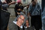 Demonstranter fotograferet foran en domstol i New York 8. juli i forbindelse med, at der blev rejst sag mod Jeffrey Epstein. Foto: Stephanie Keith/Ritzau Scanpix