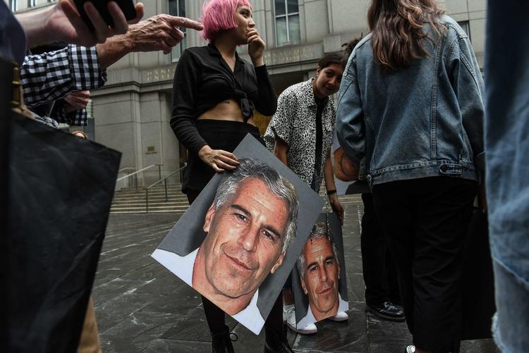 Demonstranter fotograferet foran en domstol i New York 8. juli i forbindelse med, at der blev rejst sag mod Jeffrey Epstein. Foto: Stephanie Keith/Ritzau Scanpix