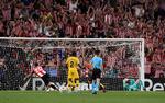Aritz Aduriz hamrer bolden ind forbi en chanceløs Ter Stegen i Barcelonas mål. 
   Foto: Vincent West/Ritzau Scanpix