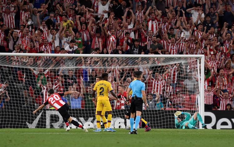 Aritz Aduriz hamrer bolden ind forbi en chanceløs Ter Stegen i Barcelonas mål. 
   Foto: Vincent West/Ritzau Scanpix