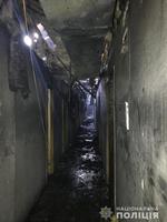 En gang i Tokyo Star hotel viser tydeligt skader efter den voldsomme brand, som ramte hotellet natten til lørdag. 8 personer er omkommet. Foto: Handout/Ritzau Scanpix