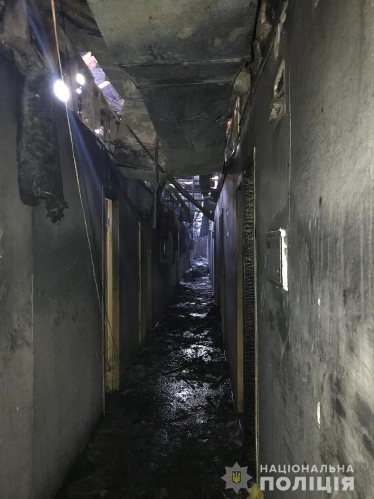 En gang i Tokyo Star hotel viser tydeligt skader efter den voldsomme brand, som ramte hotellet natten til lørdag. 8 personer er omkommet. Foto: Handout/Ritzau Scanpix