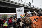 Til Nørrebro Pride lørdag den 17. august var der ikke kun fokus på LGBT+-personer. Men også på temaet 'Hjem'. Paradigmeskiftet, Ghettoplanen og udvisning af asylansøgere var blandt andet genstand for demonstranternes råb.  Foto: Lars Just/Lars Just