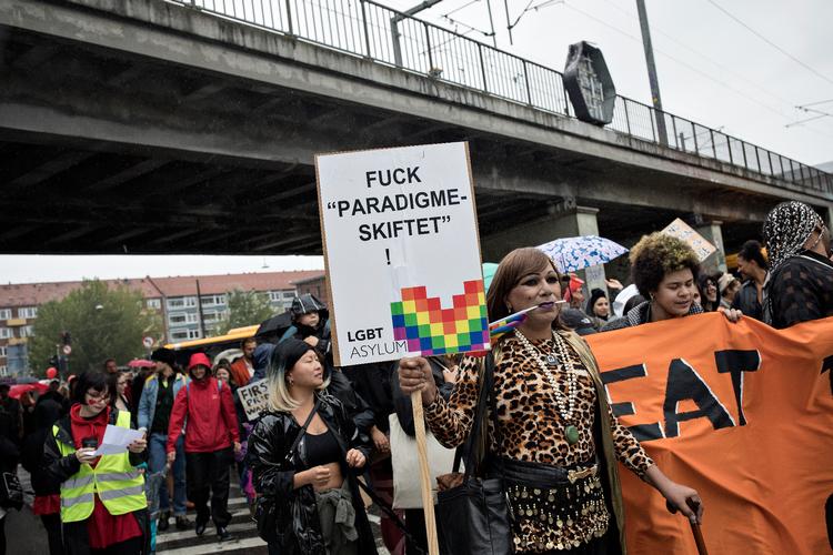 Til Nørrebro Pride lørdag den 17. august var der ikke kun fokus på LGBT+-personer. Men også på temaet 'Hjem'. Paradigmeskiftet, Ghettoplanen og udvisning af asylansøgere var blandt andet genstand for demonstranternes råb.  Foto: Lars Just/Lars Just