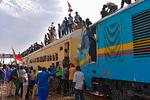 Oprørere fra den sudanesiske by Atbara ankommer til Khartoum 17. august for at fejre udsigten til et civilt styre. Foto: Ahmed Mustafa/Ritzau Scanpix