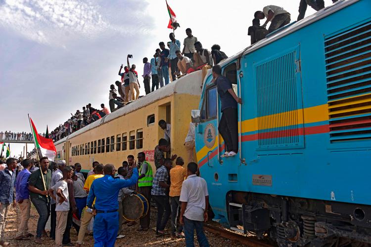 Oprørere fra den sudanesiske by Atbara ankommer til Khartoum 17. august for at fejre udsigten til et civilt styre. Foto: Ahmed Mustafa/Ritzau Scanpix