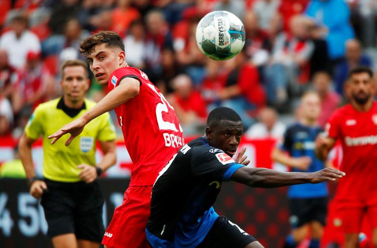 Leverkusens Kai Havertz, der her er i nærkamp med Jamilu Collins,  er allerede som 20-årig en af de bærende spillere på sit hold. Han scorede et mål i sæsonens første kamp.
   Foto: Wolfgang Rattay/Ritzau Scanpix