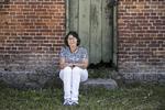 Helene Thiesen blev i 1951 tvangsfjernet fra sin grønlandske familie som del af et eksperiment i af den danske stat. Her er hun tilbage ved Feddet tæt ved Faxe. Helene Thiesen og 21 andre grønlændere kan være de næste, som får en undskyldning af statsministeren. Foto: Nikolai Linares/Ritzau Scanpix