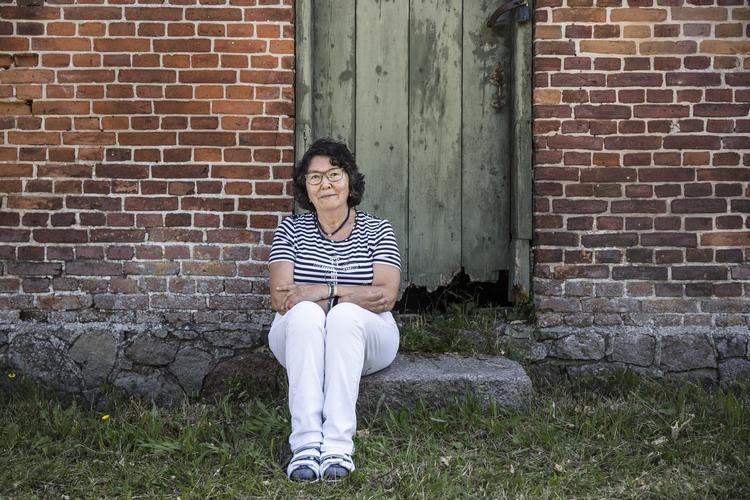 Helene Thiesen blev i 1951 tvangsfjernet fra sin grønlandske familie som del af et eksperiment i af den danske stat. Her er hun tilbage ved Feddet tæt ved Faxe. Helene Thiesen og 21 andre grønlændere kan være de næste, som får en undskyldning af statsministeren. Foto: Nikolai Linares/Ritzau Scanpix