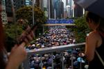 Demonstranter på gaden i Hongkong. 
    Foto: Ann Wang/Ritzau Scanpix