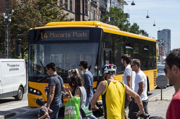 Morten Messerschmidt tror, at det vil være en bedre idé at satse på gratis kollektiv trafik frem for at have et ensidigt fokus på el- og brintbiler.
   Foto: Ole Steen