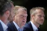 Statsminister Lars Løkke Rasmussen og Kristian Jensen på det dramatiske pressemøde i forbindelse med Venstres sommergruppemøde. Til venstre ses Jakob Ellemann-Jensen. Foto: Jens Dresling/POLFOTO