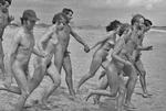 Foto fra Ishøj Strand i 1979, hvor danske nudister fejrede 10-årsdagen for tekstilfri badning. Nu inviterer Danske Naturister til stor skraldeindsamling på Ishøj Strand.
   Foto: Mogens Berger/POLFOTO