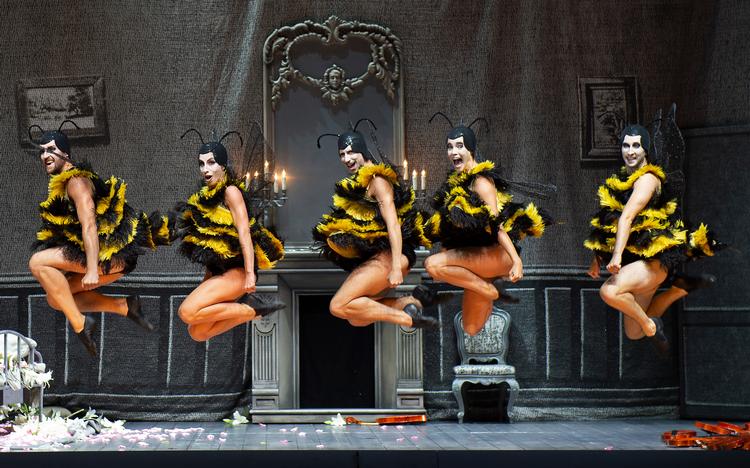 Dansere af mange nationaliteter siger velkommen til publikum i teatergeniet Barrie Koskys vanvittigt velinstruerede udgave af 'Orfeus i underverdenen'. Foto: Monika Rittershaus