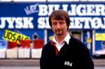 Her ses Lars Larsen fotograferet foran sit sengetøjslager helt tilbage i 1988. Foto: Ulrich Borch/Ritzau Scanpix