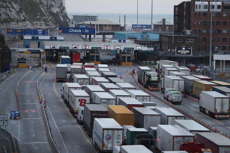 Lastbilkøer som denne ved indgangen til tunnelen til Frankrig ved Dover kan komme til at vare flere døgn efter et hårdt Brexit. O import af mad, medicin og brændstof bliver kraftigt påvirket.  Foto: Daniel Leal-olivas/Ritzau Scanpix