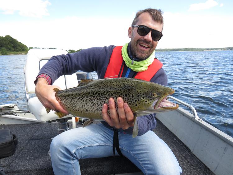 Boom! Sådan ser man ud, når Politikens udsendte sætter personlig havørred-rekord med dette smukke dyr 4 kilo og 64 centimeter. Foto: Alfred Hollerup Bencke