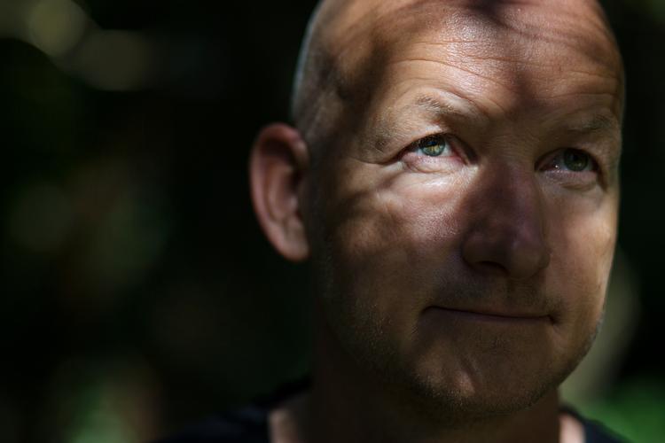 Manuskriptforfatter og tv-serie-forfatter Søren Sveistrup skrev anmelderrost debutroman, der nu skal indspilles til en ny Netflix-serie. 
   Foto: Emma Sejersen/POLFOTO