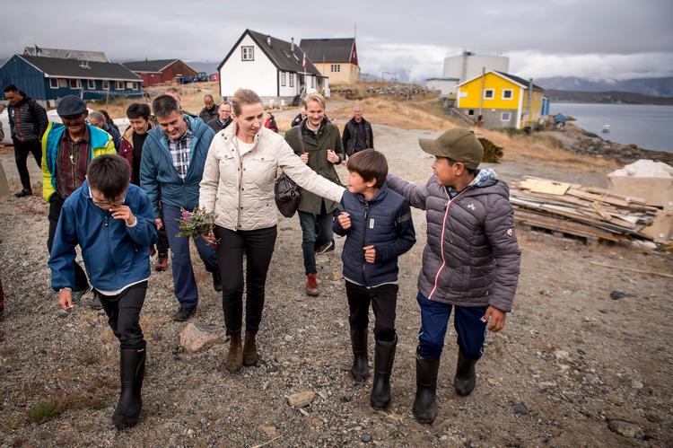 
Mette Frederiksen og Kim Kielsen nåede at besøge bygden Kapisillit under den danske statsministers to dage lange møde med formanden for den grønlandske regering, Naalakkersuisut  Foto: Mads Claus Rasmussen/Ritzau Scanpix