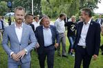 Jakob Ellemann, Lars Løkke Rasmussen og Kristian Jensen inden  pressemødet i forbindelse med Venstres sommergruppemøde på Kragerup Gods. Kritikken af partiets ledelse fortsætter. Nu stiller navngivne partifæller sig frem og kræver udskiftning af formanden og næstformanden.  Foto: Jens Dresling/POLFOTO
