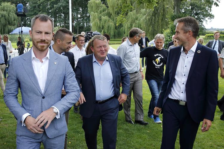 Jakob Ellemann, Lars Løkke Rasmussen og Kristian Jensen inden  pressemødet i forbindelse med Venstres sommergruppemøde på Kragerup Gods. Kritikken af partiets ledelse fortsætter. Nu stiller navngivne partifæller sig frem og kræver udskiftning af formanden og næstformanden.  Foto: Jens Dresling/POLFOTO