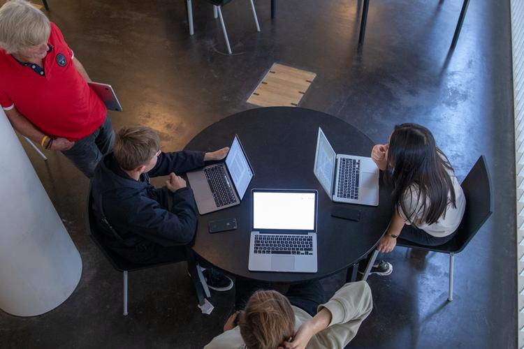 Projektet Åben Virksomhed skal give skoleelever indblik i, hvad teorien fra timerne kan bruges til i virkeligheden. Men mange virksomheder står klar til at modtage elever, uden at en eneste klasse dukker op. (Arkivfoto) Foto: Benny Kjølhede