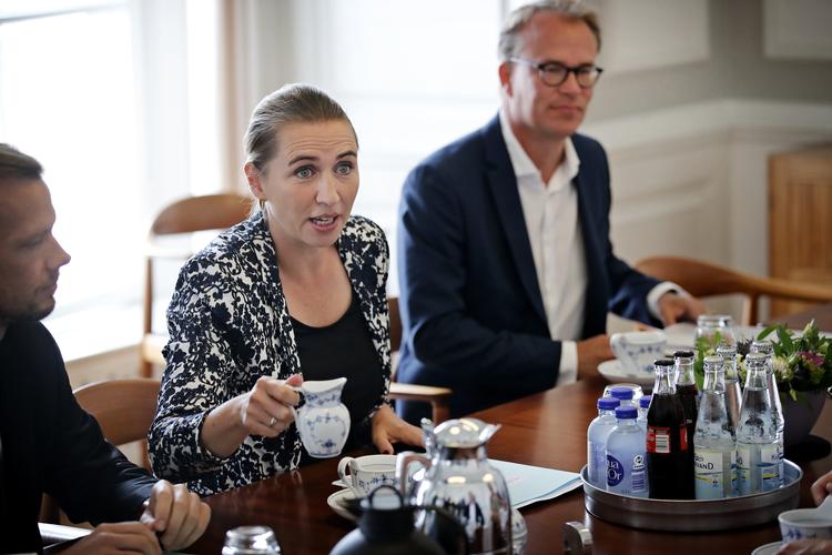 Statsminister Mette Frederiksen (S) og særlig rådgiver Martin Rossen (th) og beskæftigelsesminister Peter Hummelgaard (tv).Rossen har fået en  fremtrædende rolle, som V, K, og DF vil have under lup.   Foto: Jens Dresling/POLFOTO