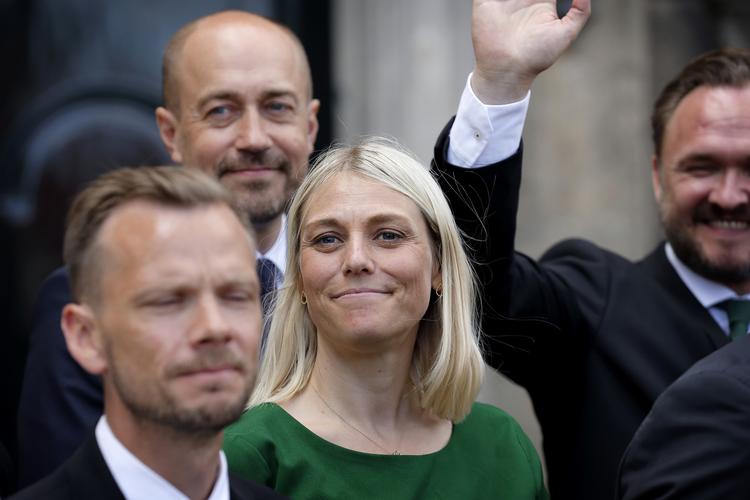 Trine Bramsen, Danmarks nye forsvarsminister, da hun blev præsenteret sammen med de andre ministre på Amalienborg i slutningen af juni.  Foto: Jens Dresling/POLFOTO