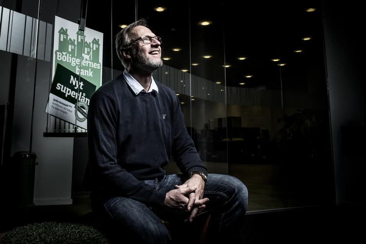 Jyske Banks administrerende direktør, Anders Dam, forklarer beslutningen med de seneste års negative renter.
   Foto: Linda Johansen/POLFOTO