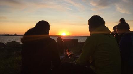 Du kan nyde solnedgangen over København fra Ungdomsøen. Til a-menneskerne er der solopgang over Sverige.  