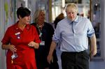 Boris Johnson - som her besøger et sygehus - har været blandt de hårdeste kritikere af den såkaldte bagstopper. Foto: Peter Nicholls/Ritzau Scanpix