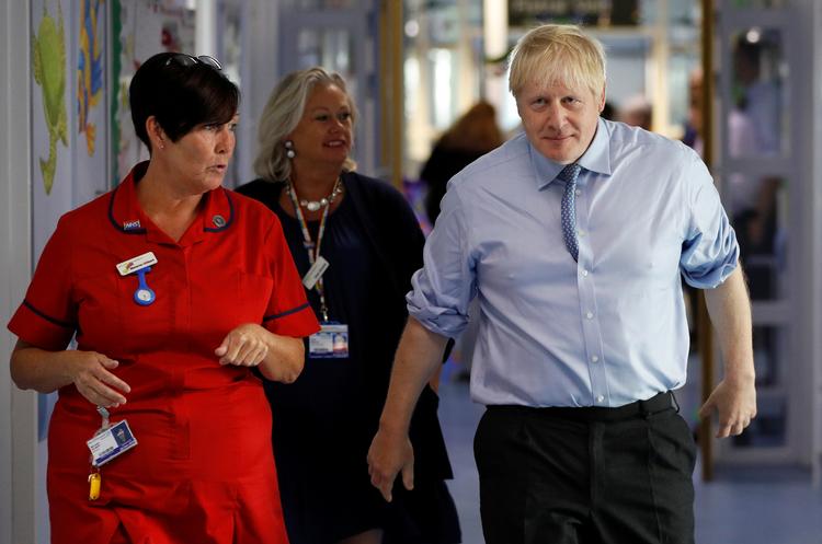 Boris Johnson - som her besøger et sygehus - har været blandt de hårdeste kritikere af den såkaldte bagstopper. Foto: Peter Nicholls/Ritzau Scanpix