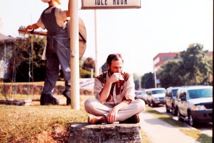 David Berman skyede offentligheden. I flere år levede han som et menneskeligt skibsvrag, indtil hans mor døde. Det fik ham til at tage guitaren frem igen og skrive sange.  Sange, som han skulle have fremført på sin turné, der nu er aflyst på grund af hans selvmord.  Foto: Pr-foto