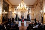 Pressemøde i Élysée-palæet, hvor selv krystallysekroner, møbler og statuetter forsvinder. Nu strammer myndighederne grebet for at komme de udbredte tyverier af offentligt ejede kunstgenstande til livs. 57.000 kunstgenstande savnes.  Foto: Yoan Valet/Ritzau Scanpix
