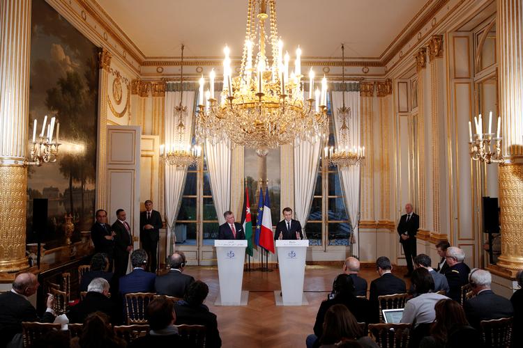 Pressemøde i Élysée-palæet, hvor selv krystallysekroner, møbler og statuetter forsvinder. Nu strammer myndighederne grebet for at komme de udbredte tyverier af offentligt ejede kunstgenstande til livs. 57.000 kunstgenstande savnes.  Foto: Yoan Valet/Ritzau Scanpix