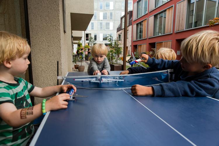 Peter Thielsts børn leger med naboernes børn i gaden i Nordhavn Foto: Nima Taheri/POLFOTO
