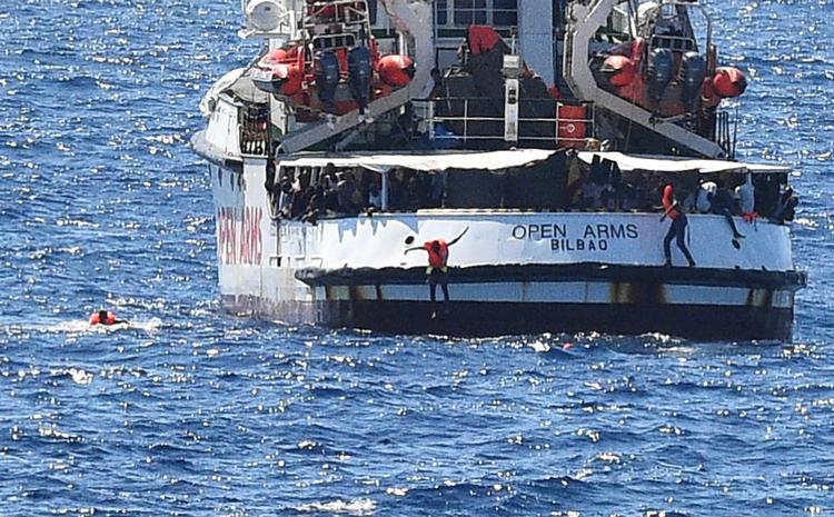 Der er over 80 migranter på skibet, der har ligget for anker ud for øen Lampedusa i dagevis. Foto: Guglielmo Mangiapane/Ritzau Scanpix