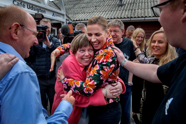 Mette Frederiksen præsenterede under valgkampen et handikapudspil, som blandt andet handlede om mere langsigtede planer for hjælpen til personer med funktionsnedsættelse. Udspillet præsenterede statsministerkandidaten på Faxe Vandrehjem, der er arbejdsplads for udviklingshæmmede. Siden er det specialiserede socialområde også nævnt i regeringens 'forståelsespapir'. Foto: Jacob Ehrbahn/POLFOTO
