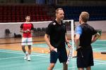 Kenneth Jonassen (midt) ser sig selv som værende kæmpe badmintonnørd. Det er man nødt til at være som cheflandstræner. Foto: Andreas Merrald