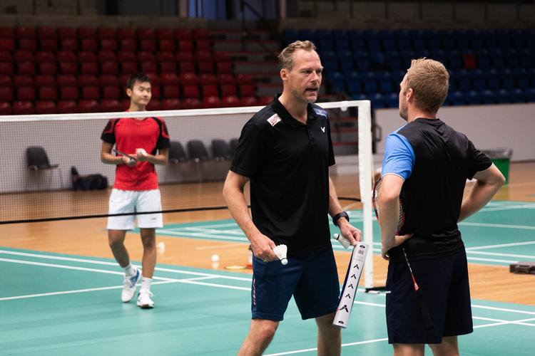 Kenneth Jonassen (midt) ser sig selv som værende kæmpe badmintonnørd. Det er man nødt til at være som cheflandstræner. Foto: Andreas Merrald