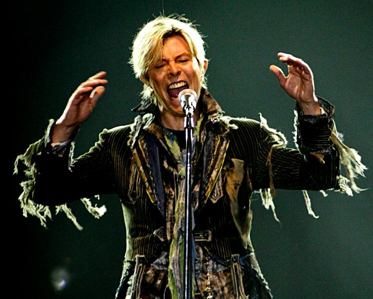 David Bowie døde i 2016. Nu er han tilbage i en hyldestmusical på Aarhus Teater, bygget over ’Manden der kom ned på jorden’, filmen Bowie selv spillede hovedrollen i tilbage i 1976. . I rollen som Thomas Newton kan du opleve Aarhus Teaters Jacob Madsen Kvols Arkivfoto David W Cerny