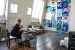 Kunstner Suzette Gemzøe arbejder i sit atelier i  Holckenhus. Hun er en af kunsterne, der risikerer at miste atelieret, hvis Blackstone får byggetilladelsen. Foto: Jacob Ehrbahn/POLFOTO