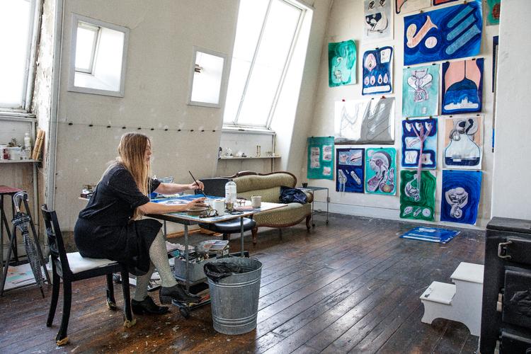 Kunstner Suzette Gemzøe arbejder i sit atelier i  Holckenhus. Hun er en af kunsterne, der risikerer at miste atelieret, hvis Blackstone får byggetilladelsen. Foto: Jacob Ehrbahn/POLFOTO