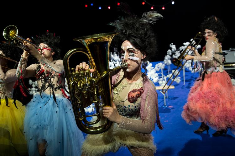 På Betty Nansen Teatret frygter man flere besparelser. Det vil gå ud over det produkt, man tilbyder publikum, siger direktør Eva Præstiin. Her er det et foto fra forestillingen 'I et forhold', som teatret har haft stor succes med. Foto: Louise Herrche Serup