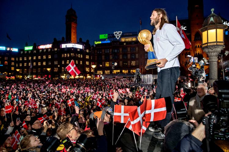 Mikkel Hansen med VM-pokalen på Rådhuspladsen i København. Han har ikke noget imod at prøve den oplevelse igen, måske efter EM i Sverige til januar. Foto: Jacob Ehrbahn/POLFOTO