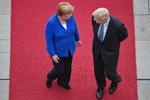 
   Angela Merkel vil gerne forhandle. Men både hun og præsident Macron frygter, at Boris Johnson vil kaste skylden på Brexit uden aftale på dem og  resten af EU. Foto:  John MACDOUGALL / AFP)
   Foto: John Macdougall/Ritzau Scanpix