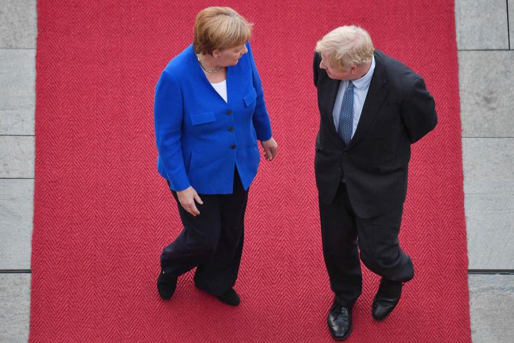 
   Angela Merkel vil gerne forhandle. Men både hun og præsident Macron frygter, at Boris Johnson vil kaste skylden på Brexit uden aftale på dem og  resten af EU. Foto:  John MACDOUGALL / AFP)
   Foto: John Macdougall/Ritzau Scanpix