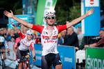Belgieren Tiesj Benoot jubler over sejren på 1. etape i PostNord Danmark Rundt, og bag ham deler landsmanden og holdkammeraten Jasper De Buyst hans glæde. Foto: Jens Dresling/POLFOTO